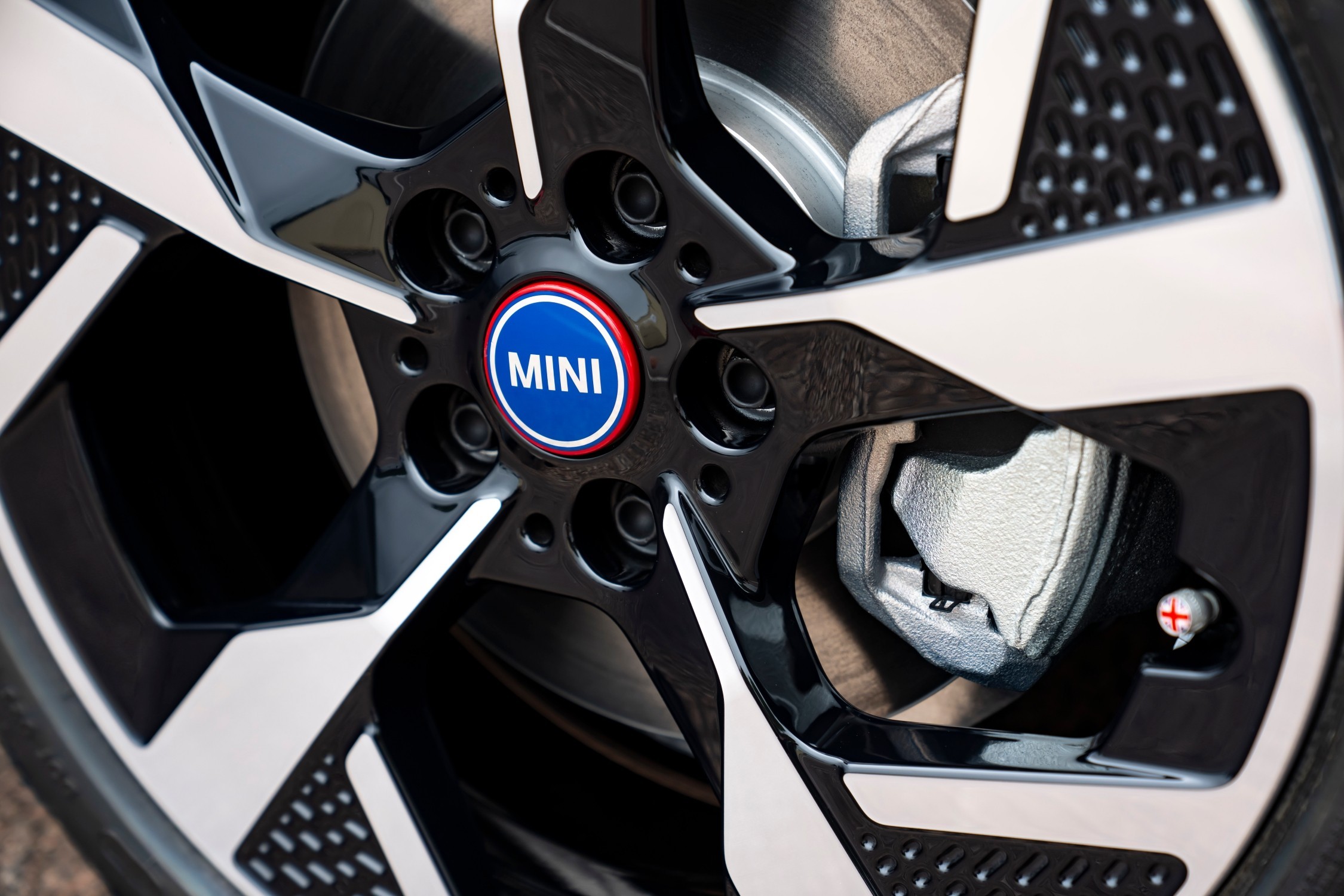 Detalhe da jante de 18 polegadas do MINI Cooper Oxford Edition, com centro MINI e cobertura da válvula com a Union Jack